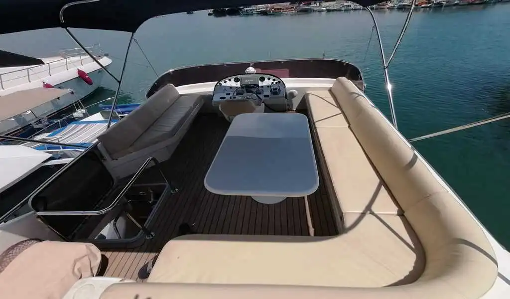 YACHT EFSANE V